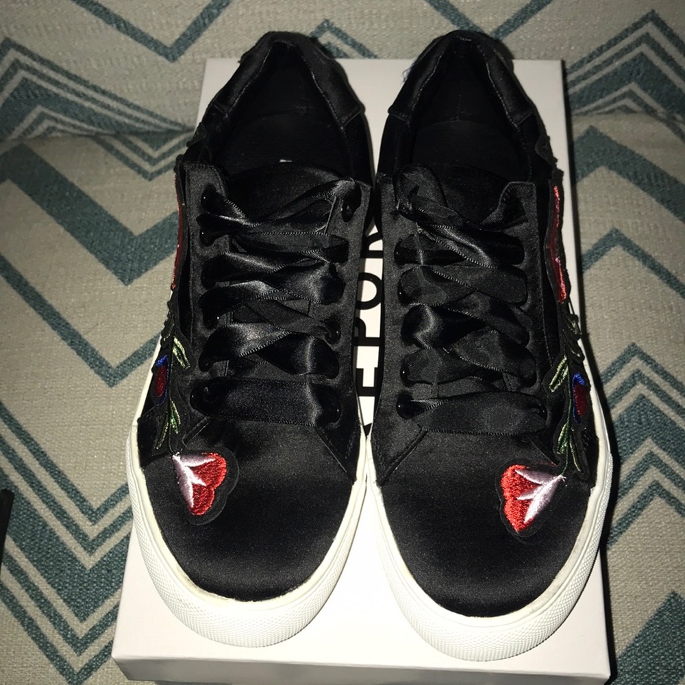 Report Size 6 Sneakers